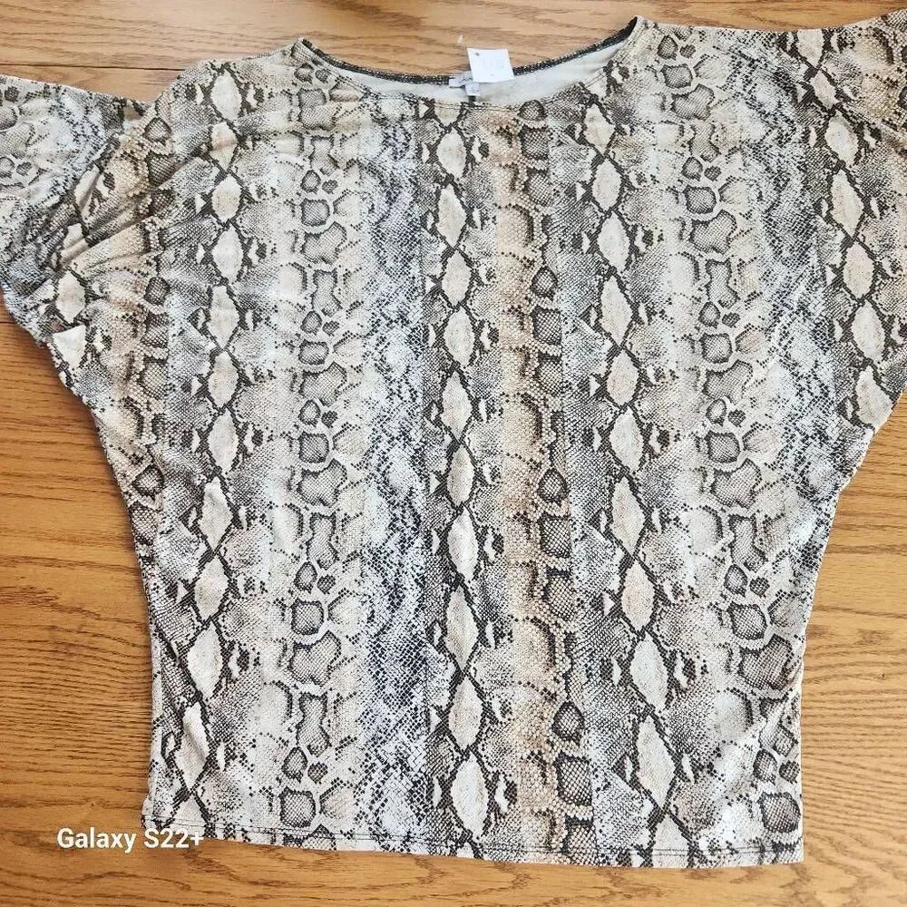 E11 White Birch animal print soft knit top w bat wing sleeves & boatneck Sz Lrg